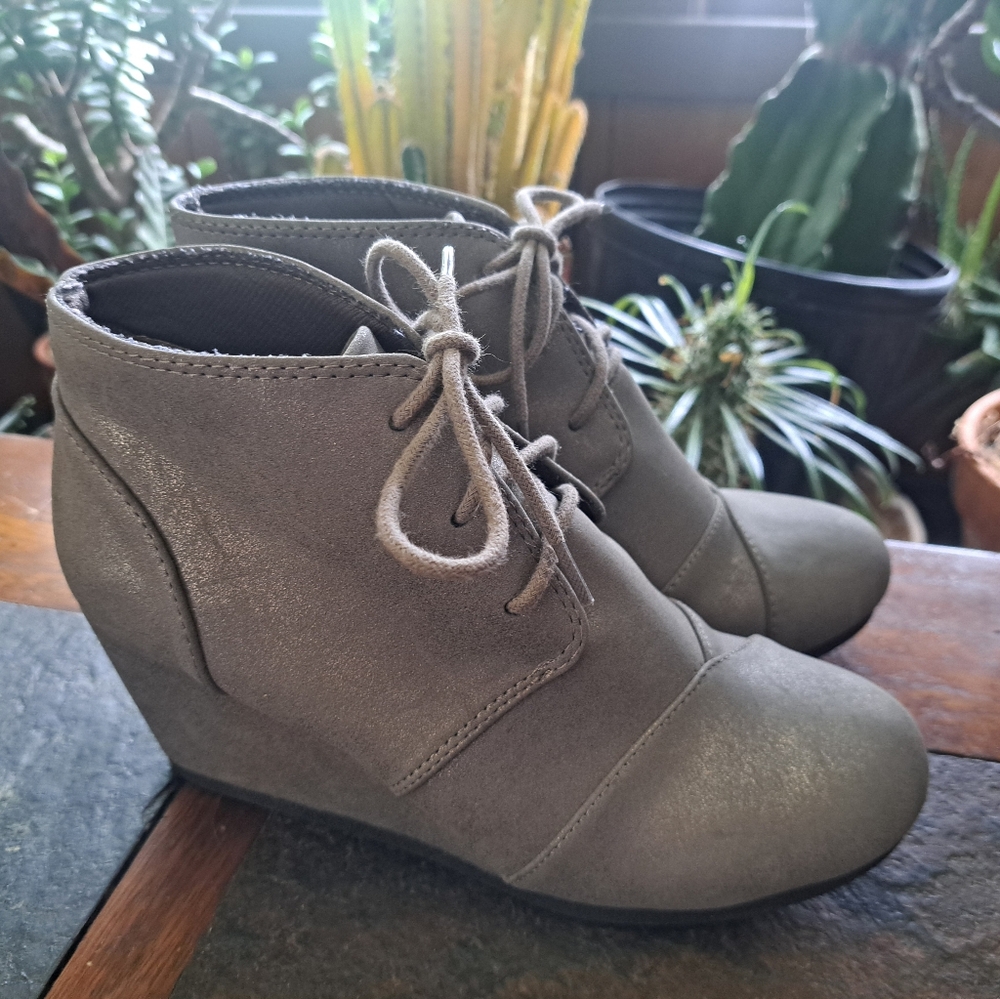 NWT!! the buckle grey / silver lace-up wedge ankle boots - Size 7